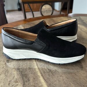 BRAND NEW Naturalizer leather slip on shoes size 7.5